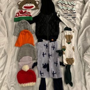 👶🏻 Newborn hat and bib lot